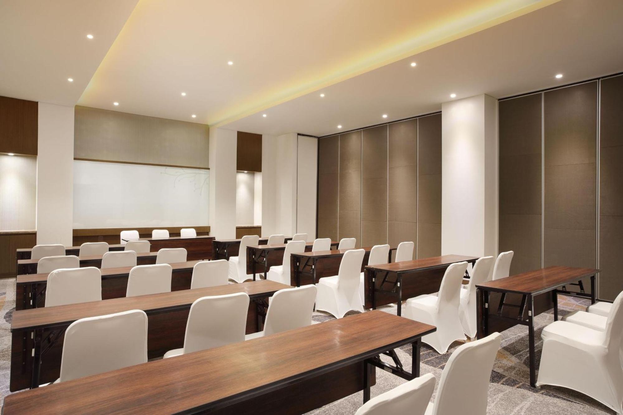 Four Points By Sheraton Манадо Екстериор снимка