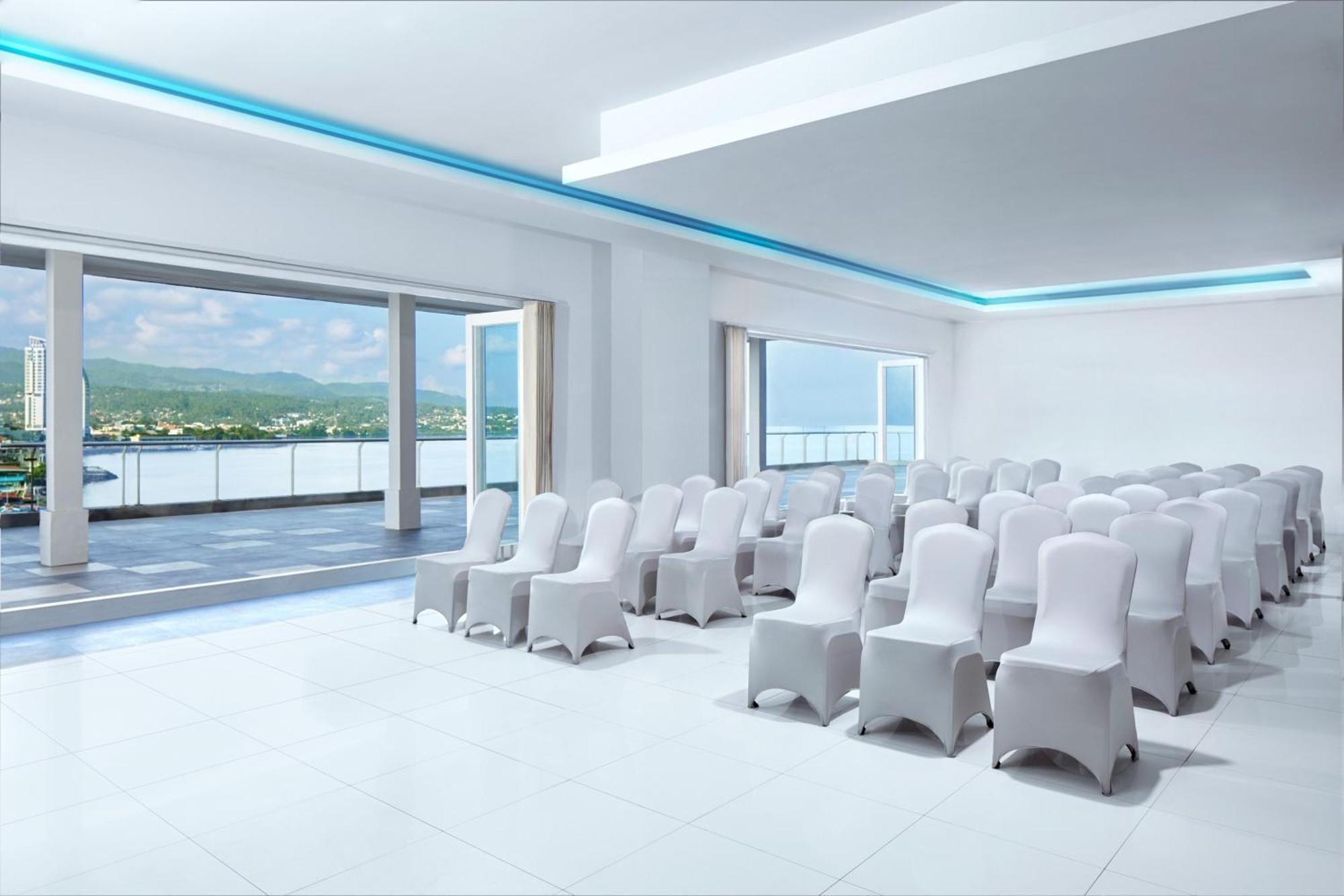 Four Points By Sheraton Манадо Екстериор снимка