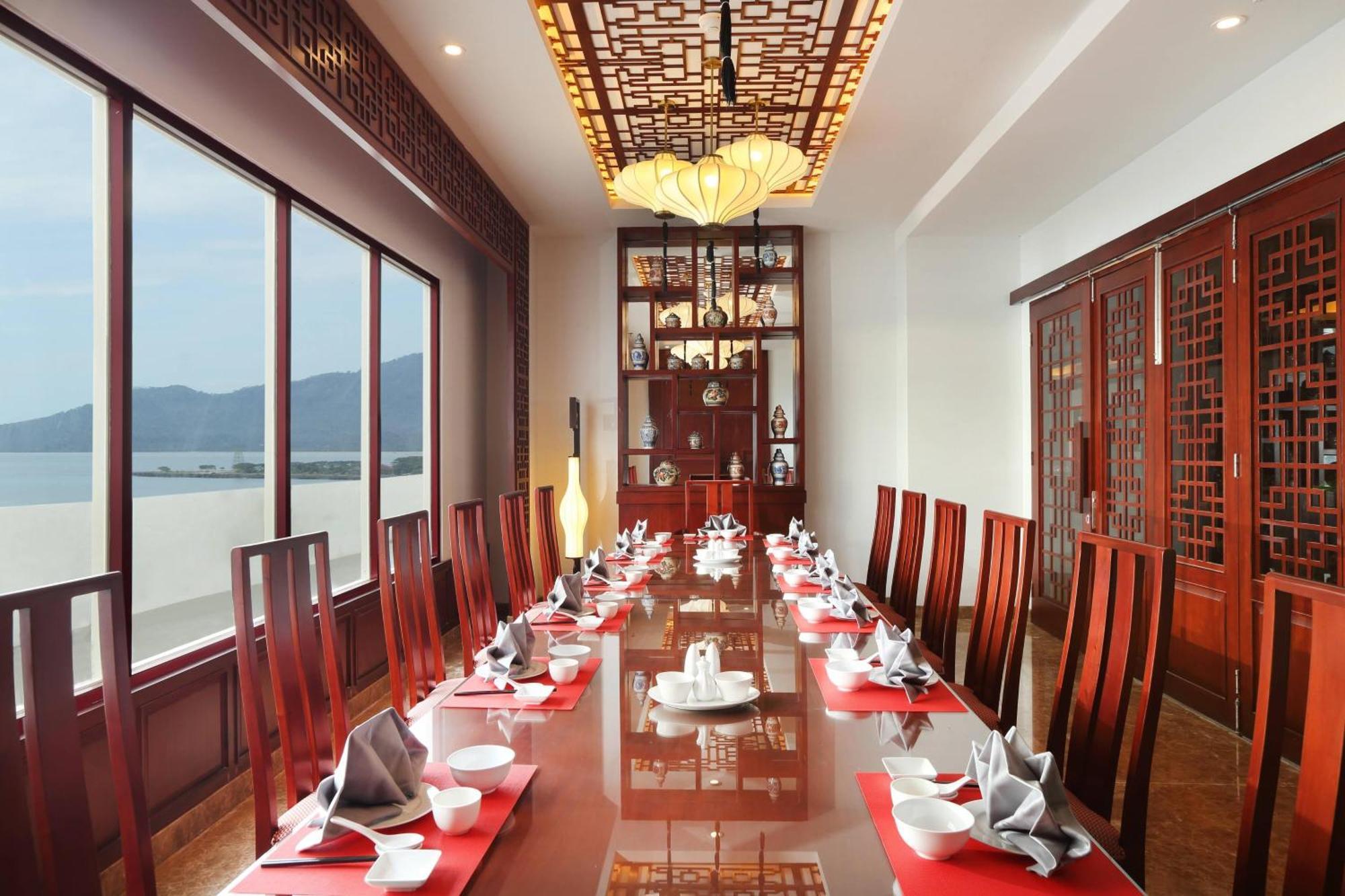 Four Points By Sheraton Манадо Екстериор снимка