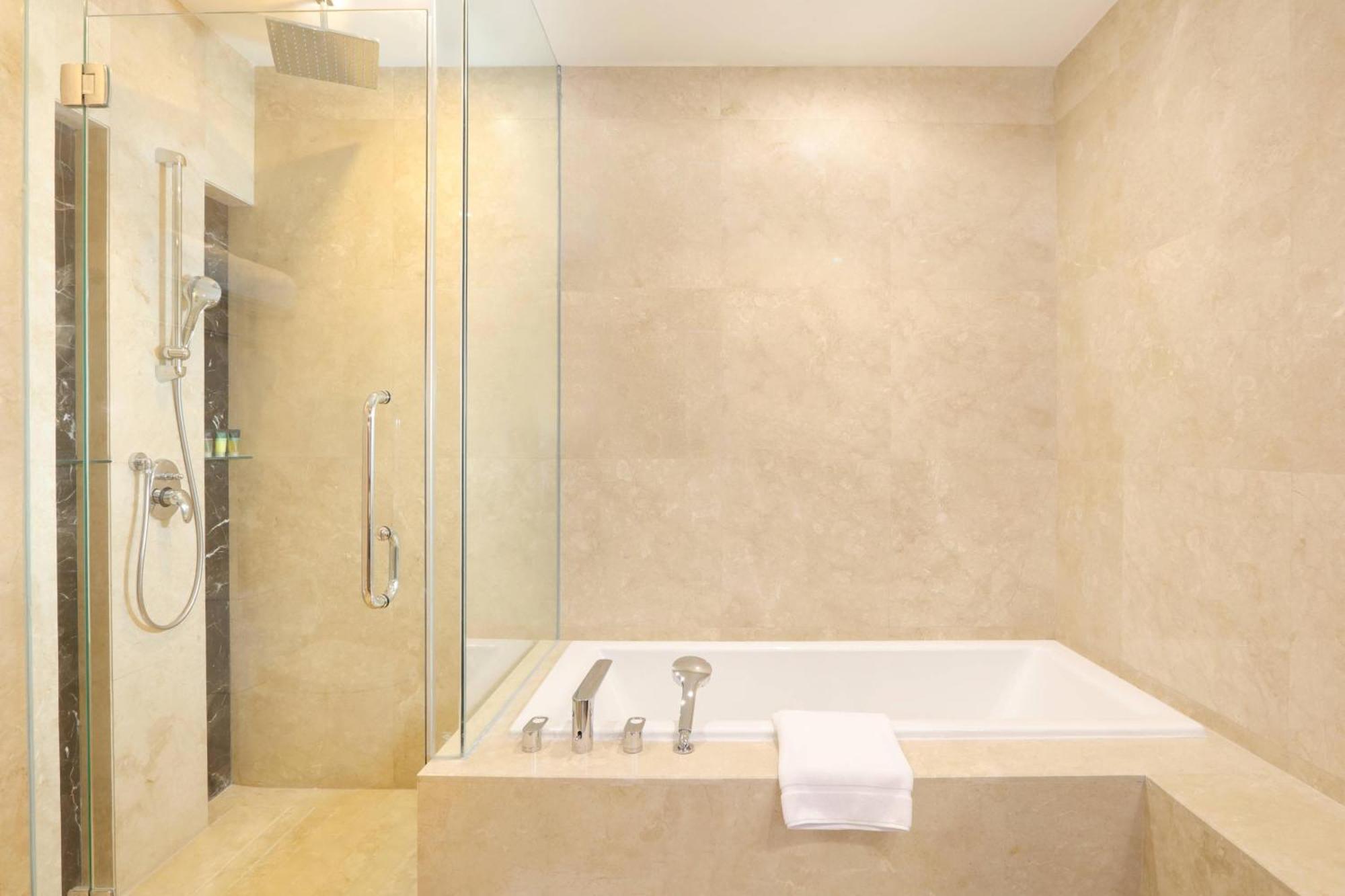 Four Points By Sheraton Манадо Екстериор снимка
